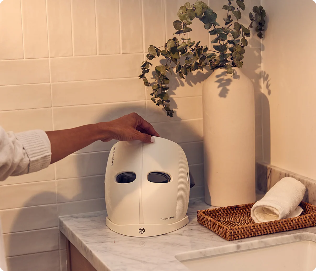TheraFace Mask LED Mask - Infrared light and vibration - Image 9